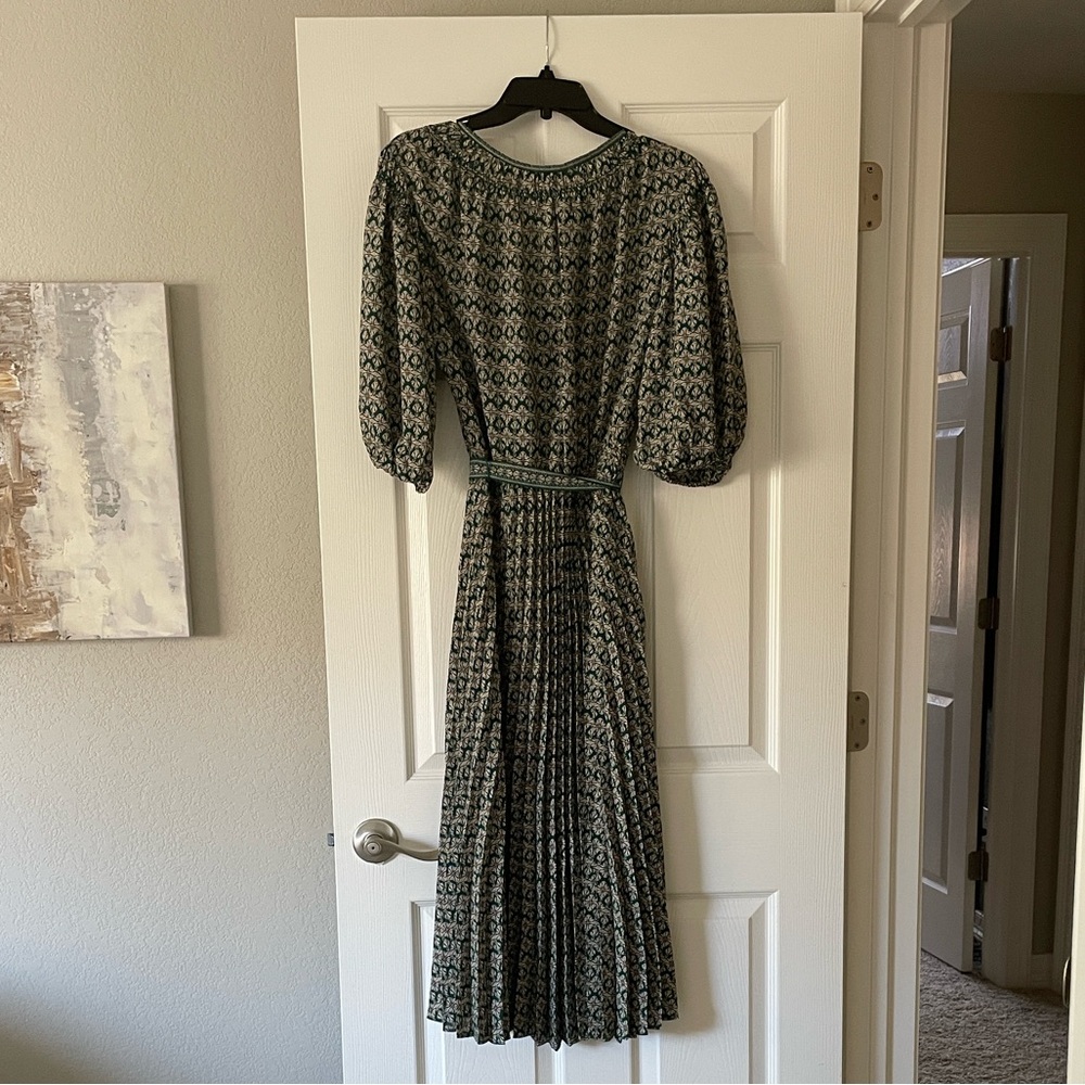 Max Studio Elbow Sleeve V-neck pleated dress - NWT - Picture 6 of 7